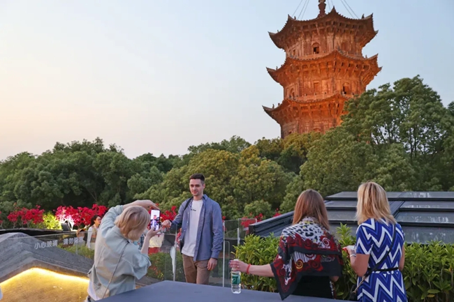 境外旅客在西街游客服务中心与东西塔同框。王柏峰摄