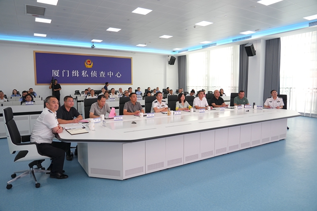 与会人员共同参观了厦门海关缉私局执法办案管理中心。