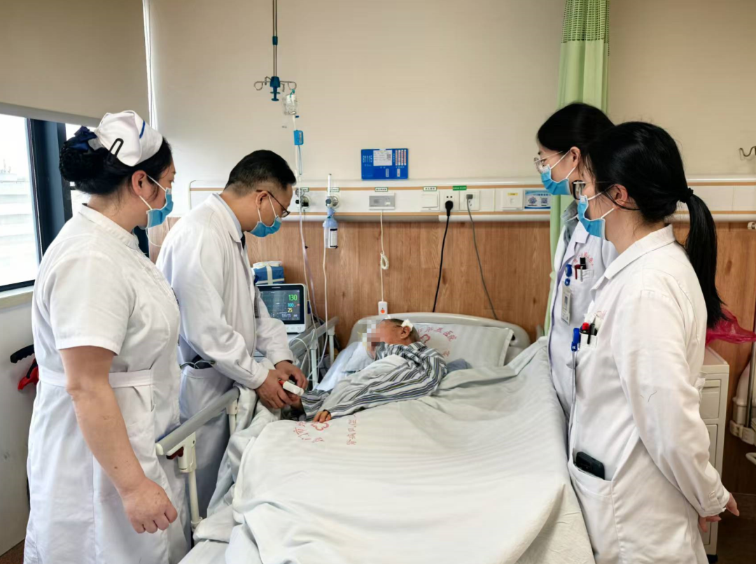 鐘鴻斌帶隊查房