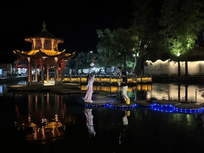 游客在鯉魚溪夜景中沉浸式“旅拍”