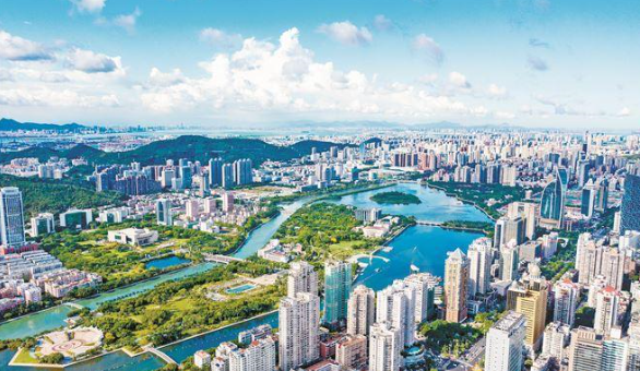 我市创新生态环境分区管控体系,为高质量发展“明底线、划边框”。图为筼筜湖美景。