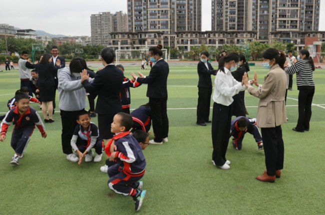 “爱心爸爸”“爱心妈妈”团队与留守儿童结对帮扶，开展交流会、温馨生日会、团建等关爱活动。龙岩市融媒体中心供图