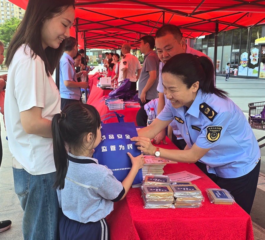 开展广场宣传，科普药械知识。湖里市场监管局供图