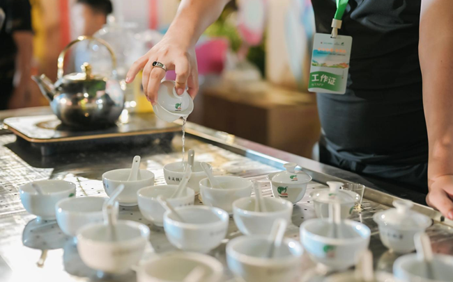茶汤品鉴。安溪县委宣传部供图