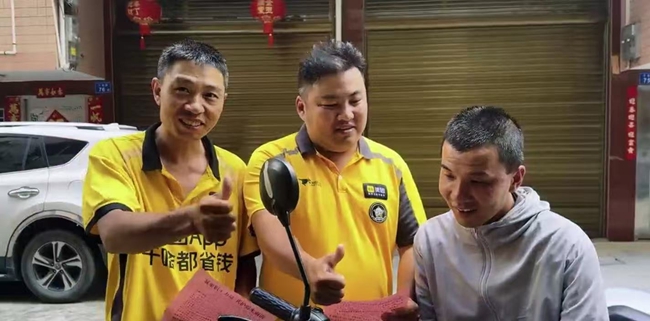 奔波的騎手們向居民發放倡議書。閩清縣委社會工作部供圖