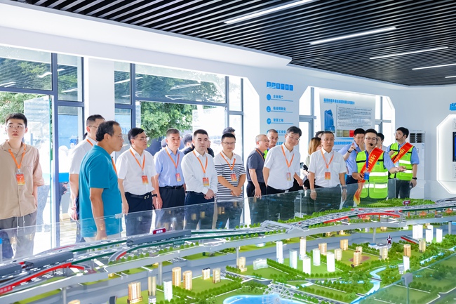 与会人员观摩智慧展厅。中建海峡供图