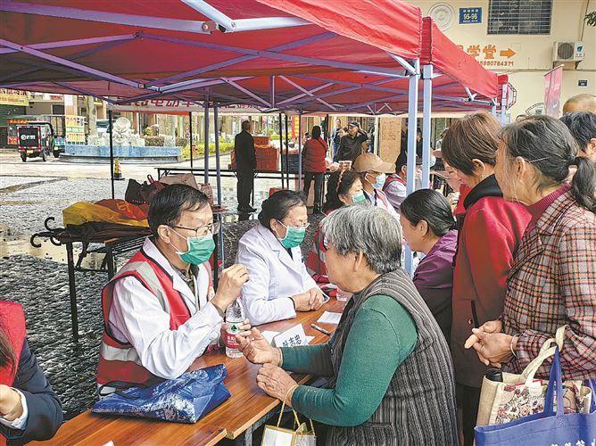 厦门大学附属第一医院老党员天使志愿服务队开展健康义诊志愿服务。吕暖摄