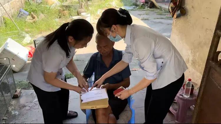 海澄支行工作人員上門服務。