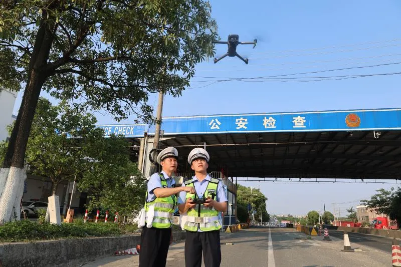 交警大队民警在深桥省际公安检查站开展无人机巡逻