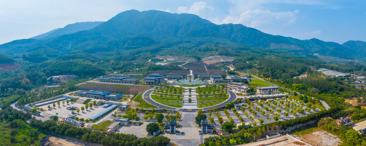 坐落在漳州市薌城區浦南鎮長嶺埔、天寶大山東南麓的市殯儀館，靜謐園林式建筑群與周邊蒼翠山色融為一體。漳州市民政局供圖