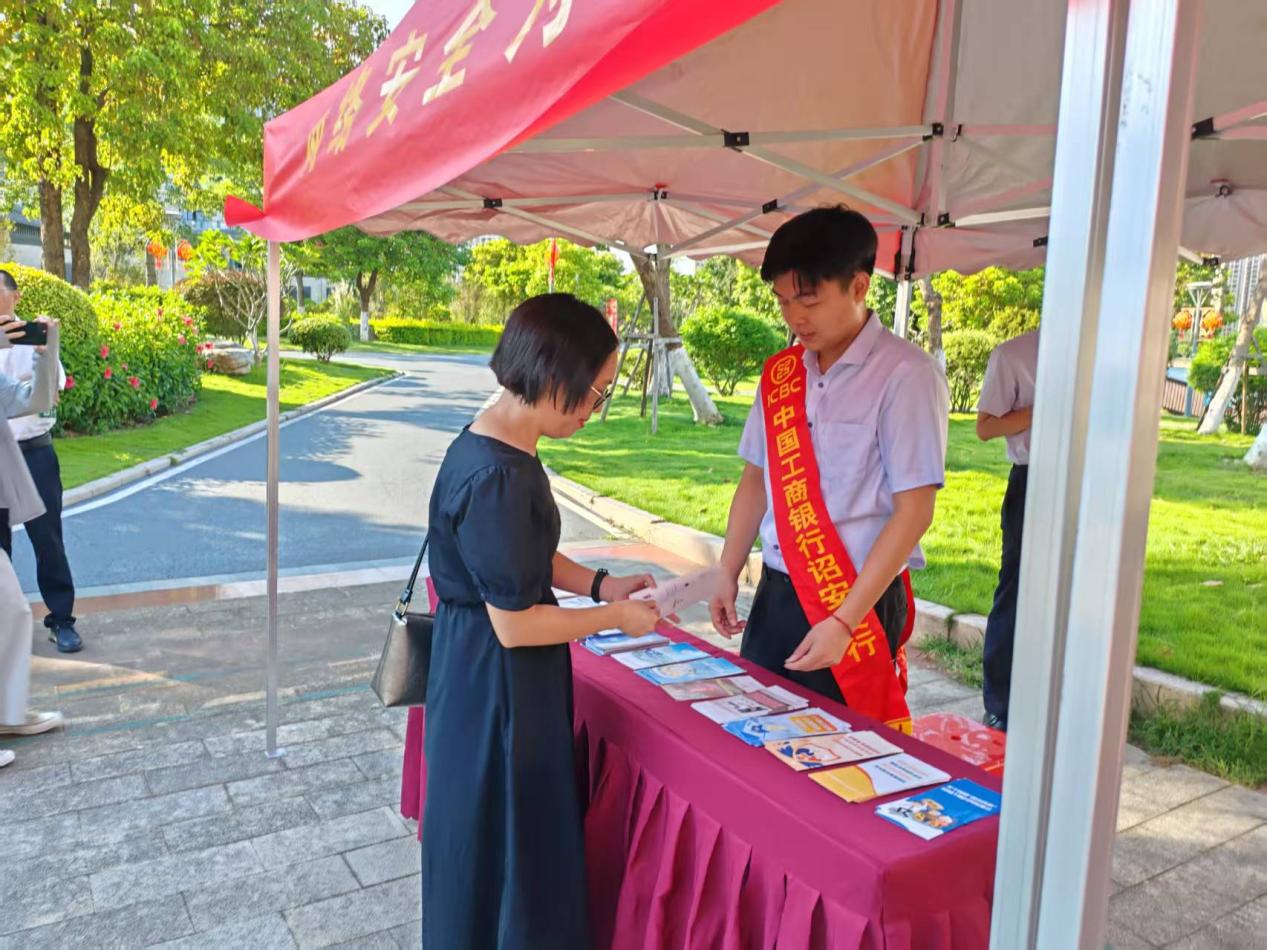 工作人員深入社區廣場，設立流動金融知識普及站。