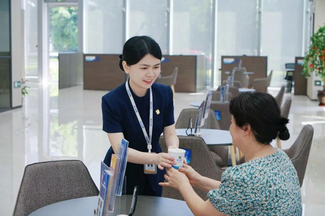 工作人员耐心服务老年客户