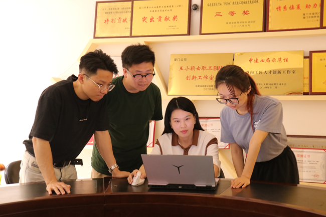 正在工作的王小颖