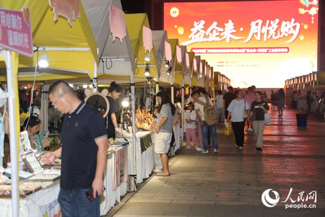 工会集市现场。人民网记者 陈博摄