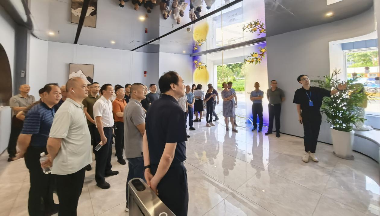 在华侨大学（集美）政产学研基地调研学习。