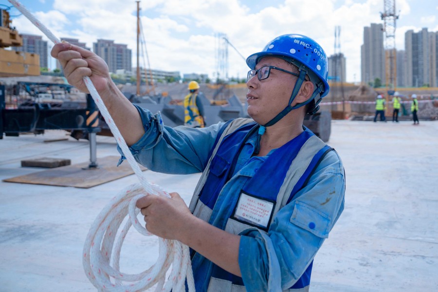 厦门市翔安新城第一实验学校(北京十一联盟学校)项目建设者正进行钢结构吊装缆风绳控制作业。中建海峡厦门公司供图