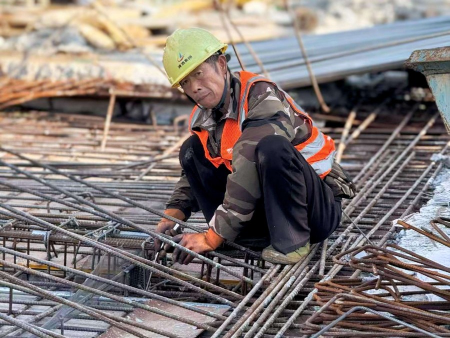 厦门市湖里区2024P03地块及配套工程(EPC)项目建设者正进行钢筋绑扎工作。中建海峡厦门公司供图