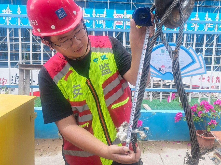 漳州职业技术学院学生公寓一期项目建设者正进行塔吊钢丝绳检查。中建海峡厦门公司供图