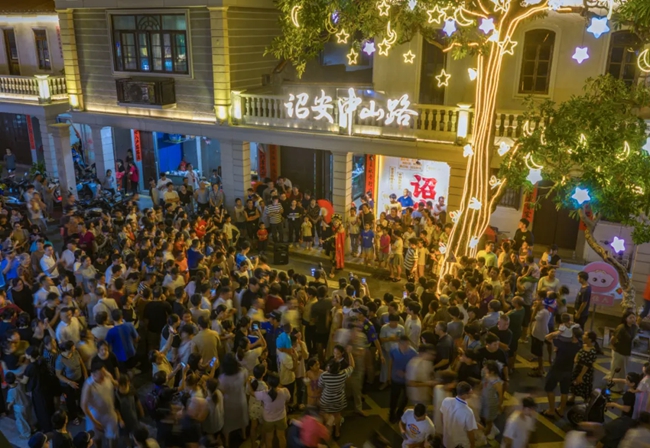 街道上人气满满