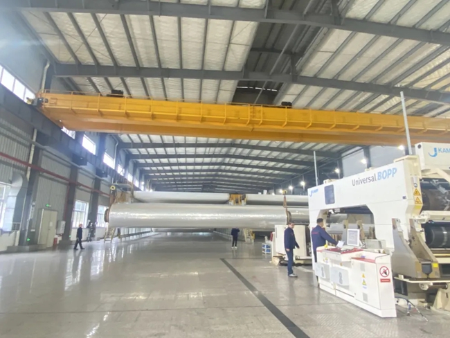 生產車間裡機器轟鳴,工人正在有序作業