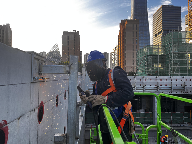 常州市第一人民医院（高新院区）项目建设者正在绑扎钢筋