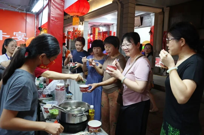市民现场品尝美食