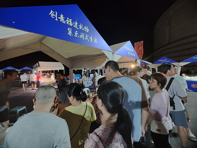 热闹的市集现场。