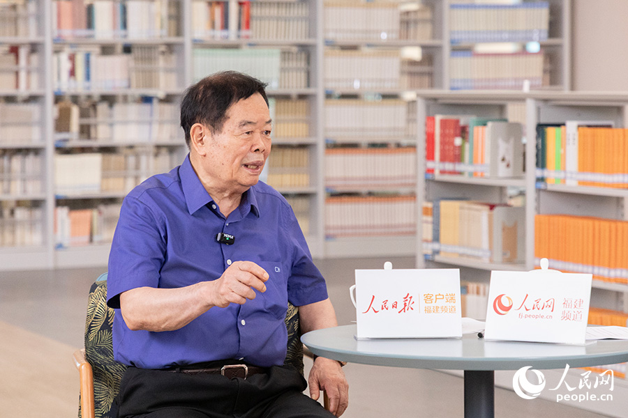 福耀集團董事局主席曹德旺講述辦學初衷。人民網記者 焦艷攝