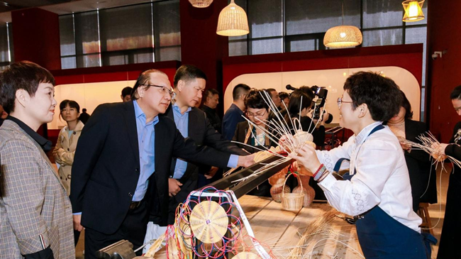 安溪竹藤編非物質文化遺產代表性傳承人陳紅萍向來賓展示安溪竹藤編技藝。中共安溪縣委宣傳部供圖