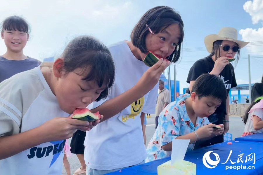 小朋友們參加“吃瓜挑戰賽”。人民網記者 林盈攝