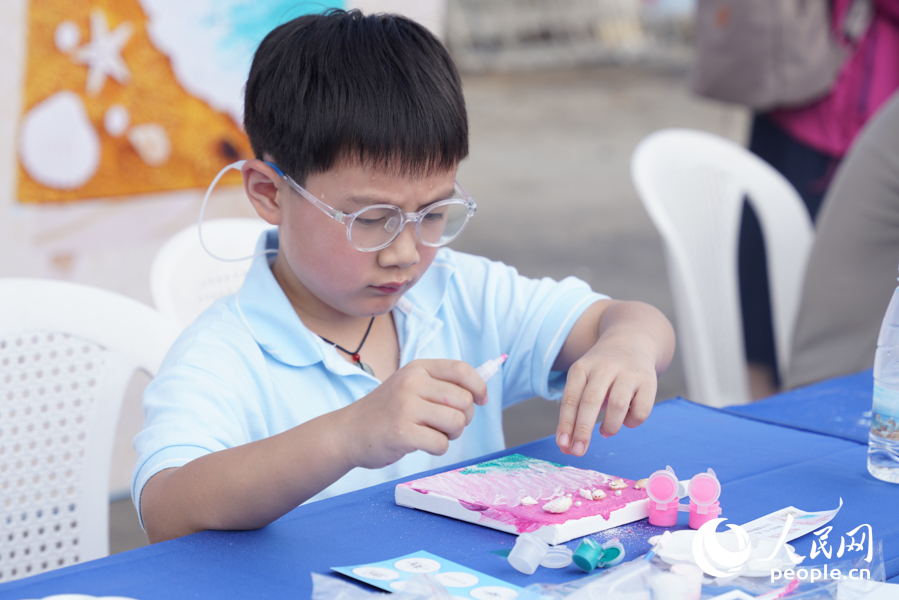 孩子在創作貝殼畫。實習生 鄭舒塵攝