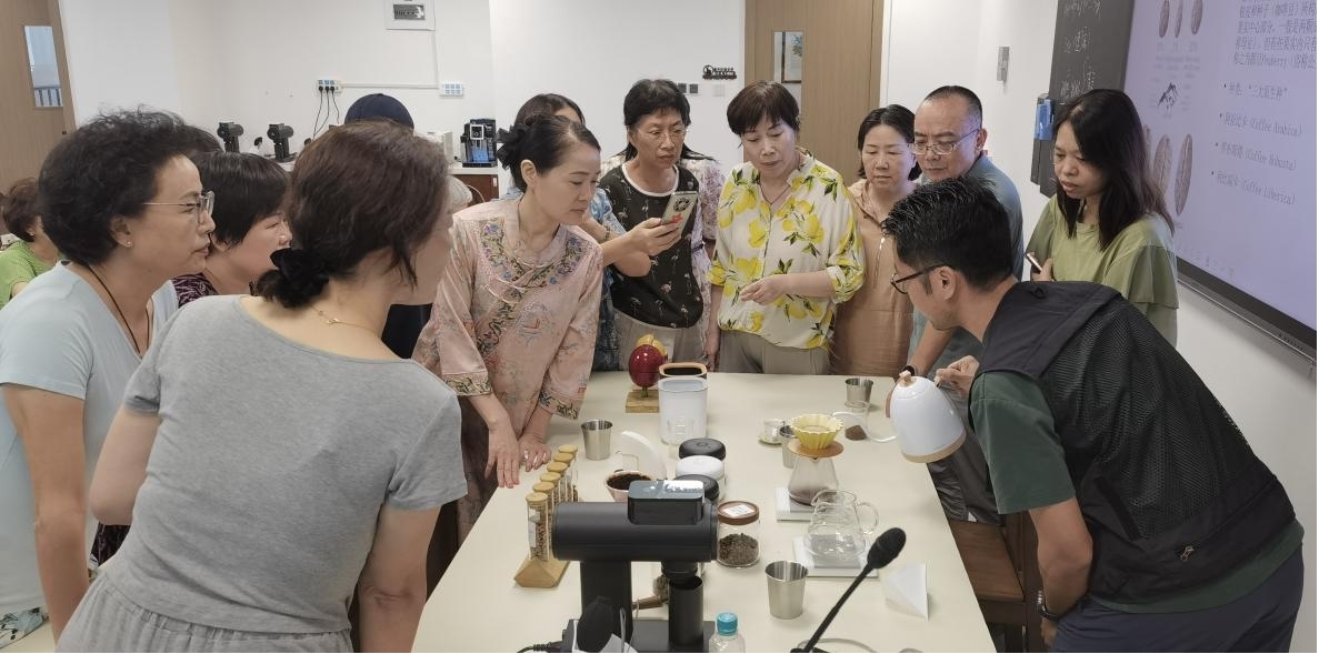 林金豹正为咖啡制作与品鉴班学员示范咖啡制作。