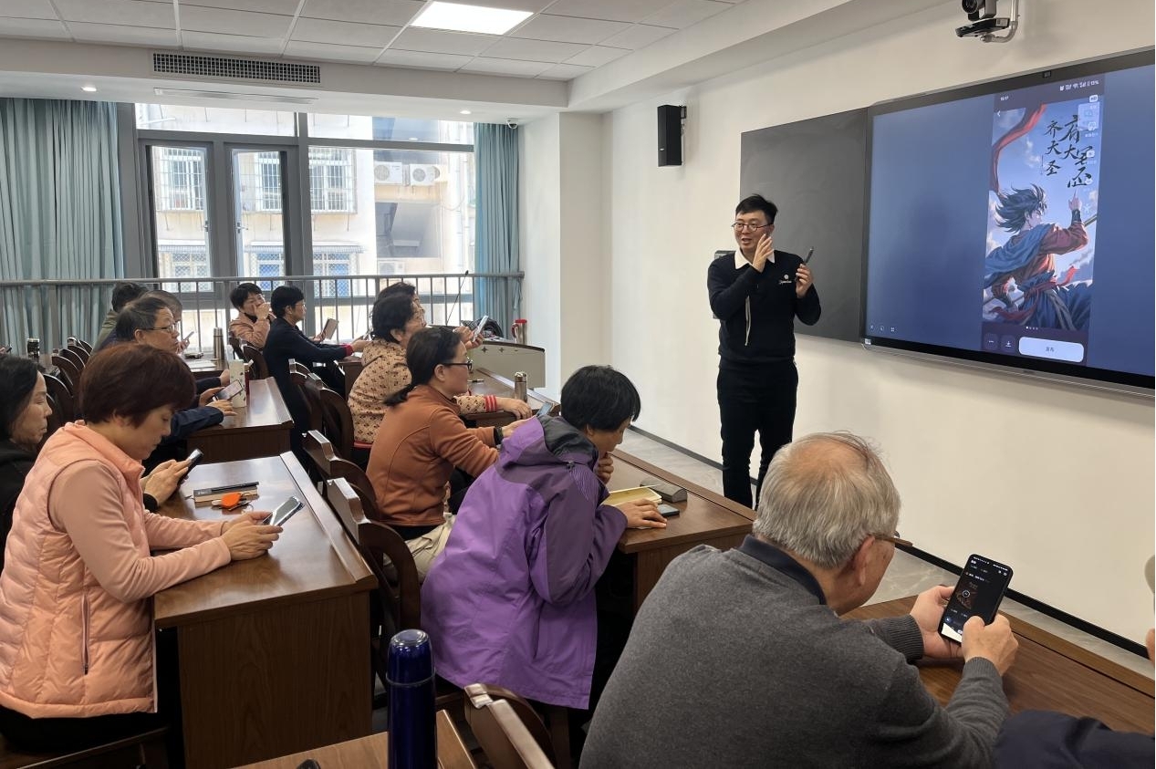卢凌正为手机AI应用与实操班学员讲解手机AI操作。