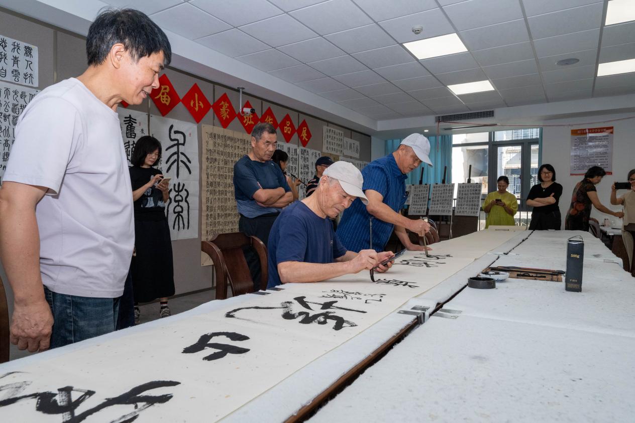 2024—2025学年小篆班学员举行笔会交流活动。