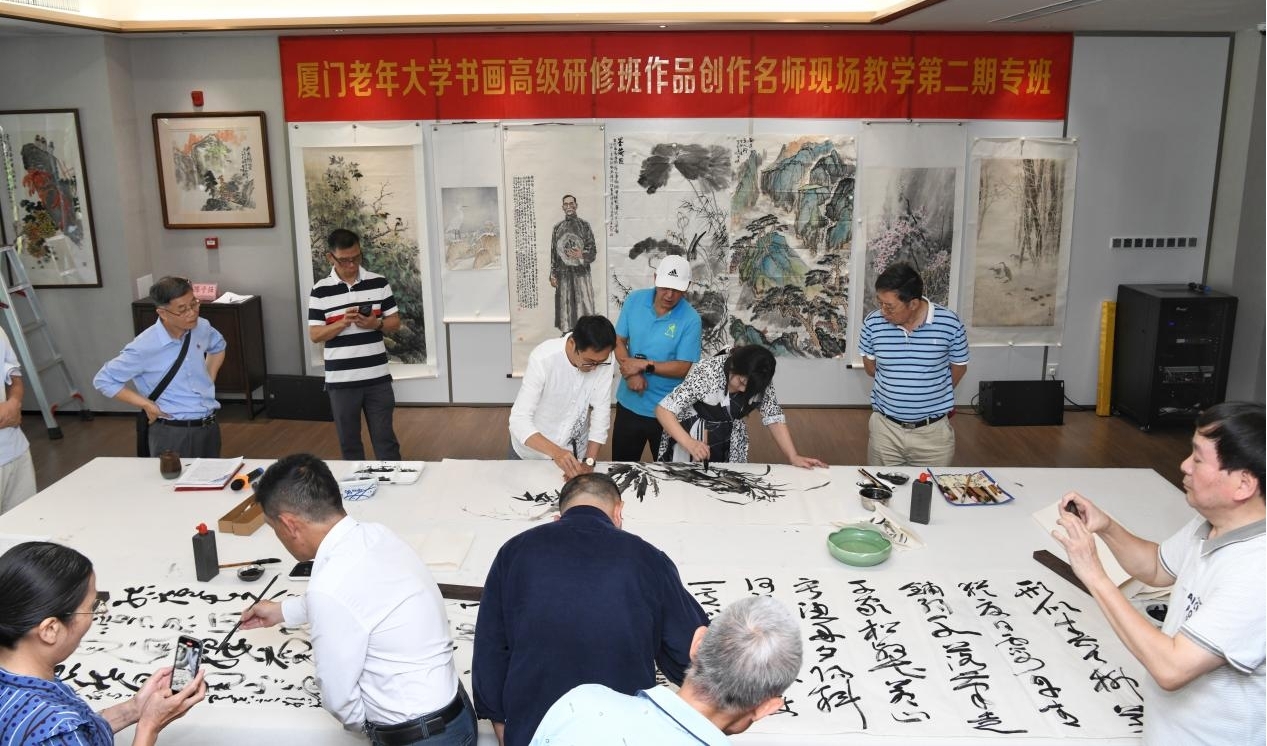 厦门老年大学组织书画高级研修班作品创作名师现场教学。