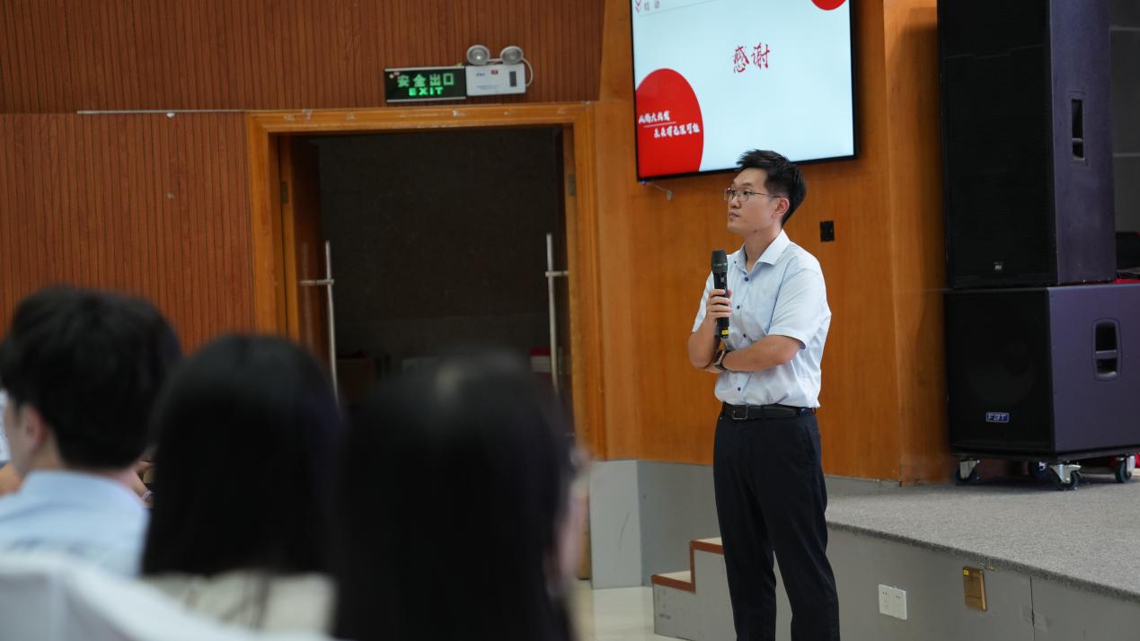 工行工作人员为同学答疑解惑