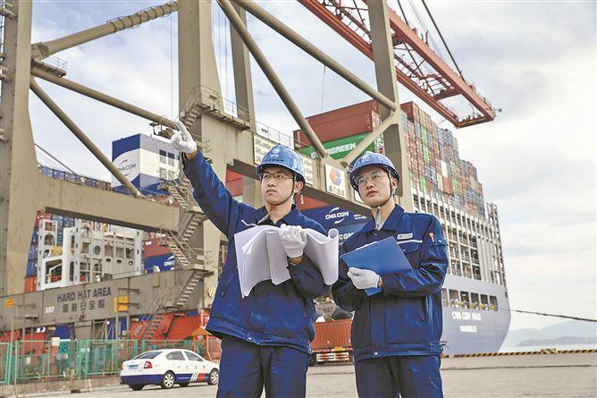 国网厦门供电公司工作人员正在对厦门远海码头港口岸电配电设备进行巡视检查。国网厦门供电公司供图