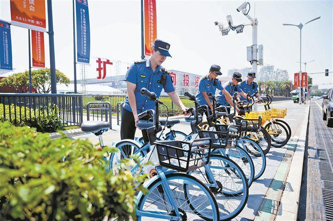 “城管蓝”为投洽会保驾护航。记者 林铭鸿摄