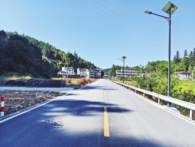 新安装的路灯照亮群众“回家路” (吴家榛 摄)