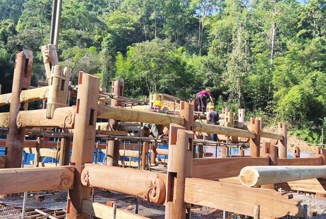 尊经阁木构安装(尤溪县城投集团供图)