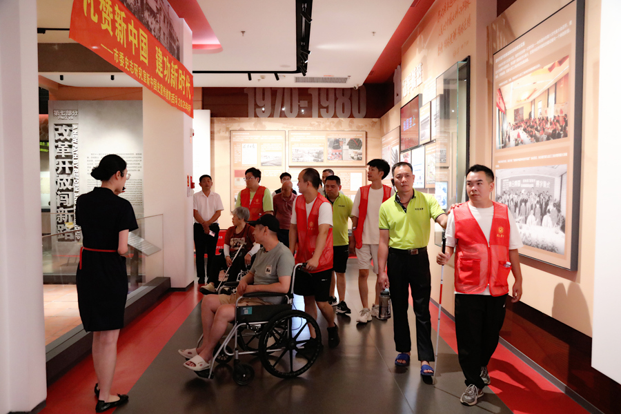 市民參觀閩南（漳州）革命歷史展覽館。該館增設了無障礙導航一體機等無障礙設施。簡文祥攝