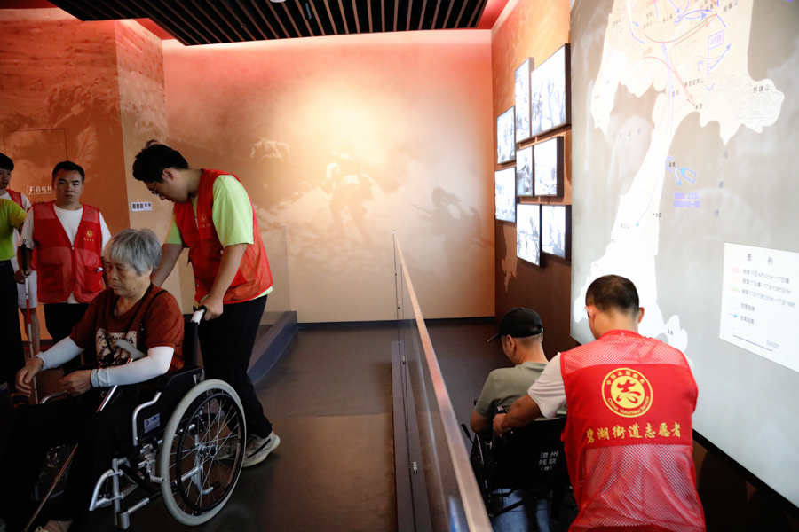 市民通過閩南（漳州）革命歷史展覽館的無障礙通道。簡文祥攝