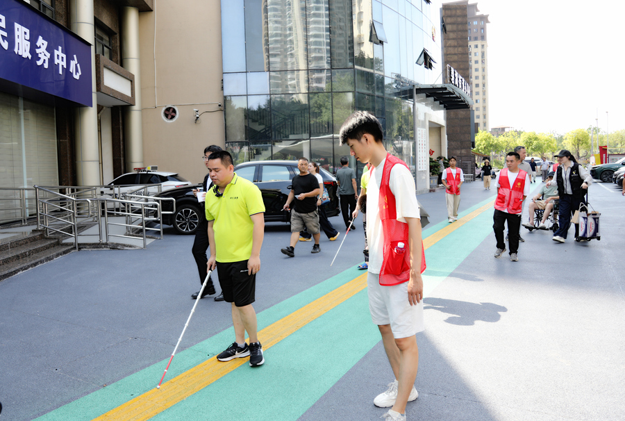 市民體驗盲道。簡文祥攝