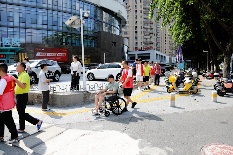 在戶外日常生活路線上，市民體驗無障礙設施。簡文祥攝