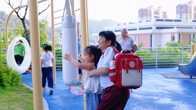 孩子體驗公園內設施