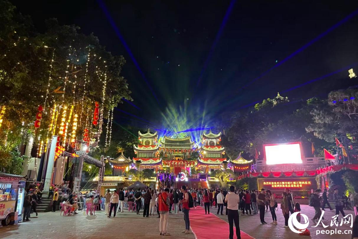 每年有大量海内外妈祖敬仰者来到莆田湄洲岛拜谒妈祖。人民网记者 林盈摄