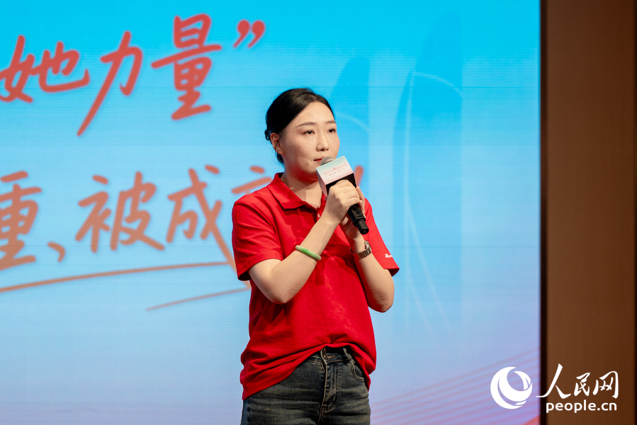福州京邦达供应链科技有限公司公共事务总监、福州市快递行业妇联副主席邱蓉。实习生 郑舒尘摄