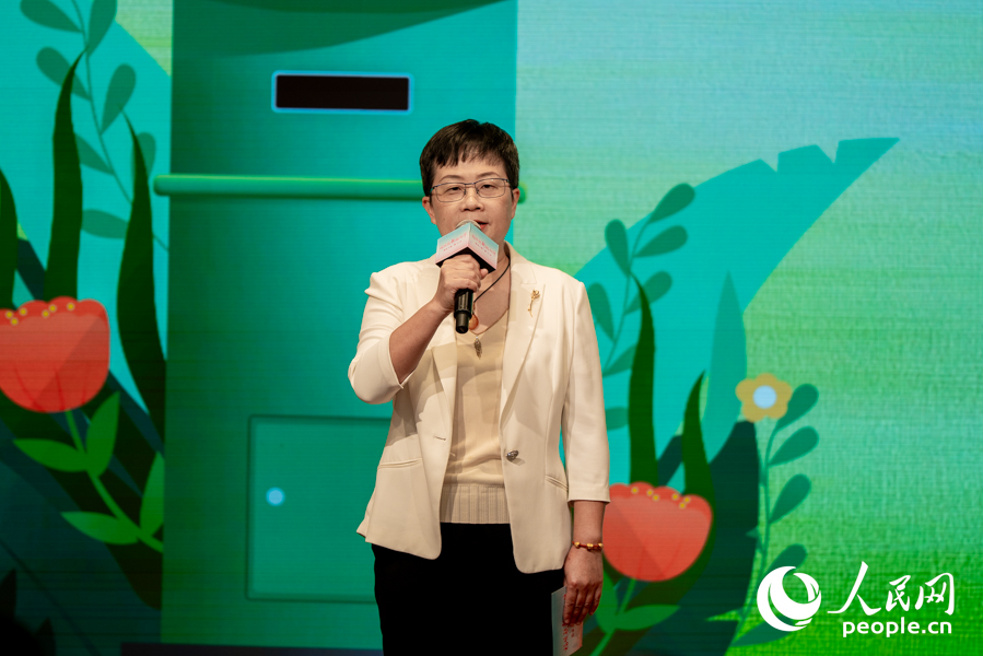 福州市邮政管理局党组成员、副局长齐艳发布“福递芳华”快递行业妇女权益保障计划。实习生 郑舒尘摄