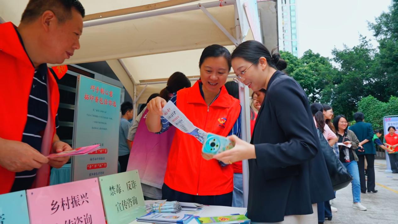 “暖‘新’集市”现场，涵盖普法宣传、健康义诊、AI推广、手工制作等特色服务。福建省妇联供图