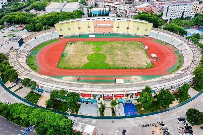 跑道全长750米、宽2.5米，采用防滑耐磨的沥青材质铺装。